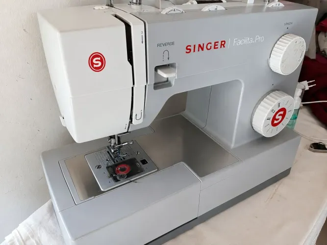 Máquina para costura Singer Facilita Pro 4411