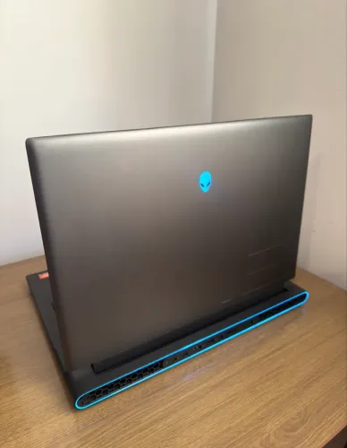Alienware m18 r1