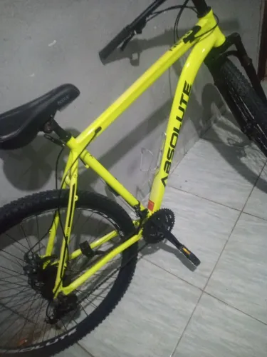 Tenho uma bicicleta pra vender 1,000 avista toda boa e nova
