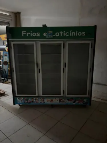 Freezer de 3 e 5 portas a venda. Fone *