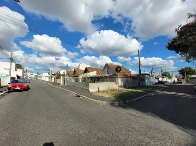 TERRENO DE ESQUINA COM CASA BEM LOCALIZADO NA CIDADE INDUSTRIAL PRÓX. PEDRO GUSSO