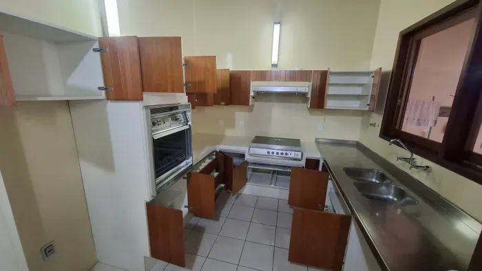 Cozinha completa planejada em compensado laminado . Muito bem conservada.