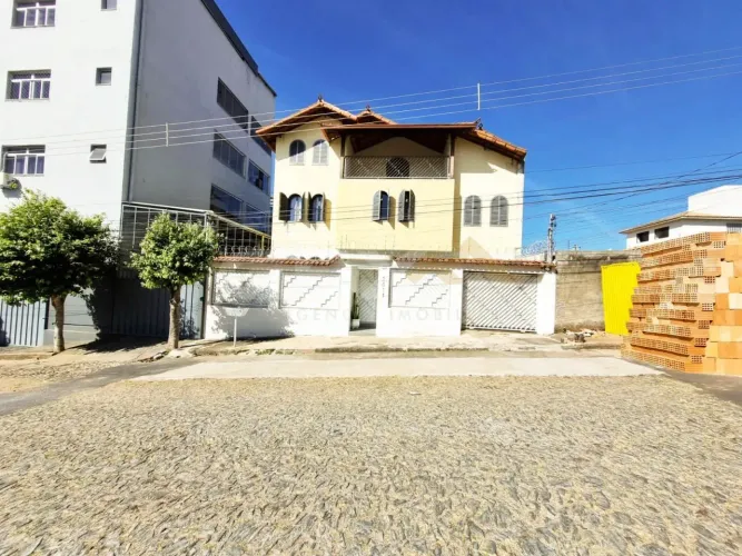 Casa de 3 pavimentos à venda no São Judas, 5 quartos sendo 1 suíte.