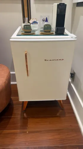 Frigobar Brastemp retrô branco com cobre