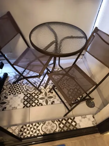 Vendo mesa com 2 cadeiras para área externa/interna