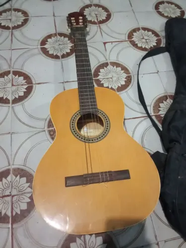Violão acústico 