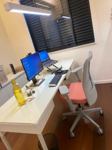 Mesa mesa sob medida para home office ou escritório em MDF com tampo de vidro