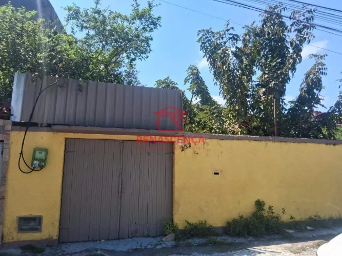Casa com 02 qtos, Quintal, 80m2, 3 vagas de garagem no bairro são jorge- Campo Grande