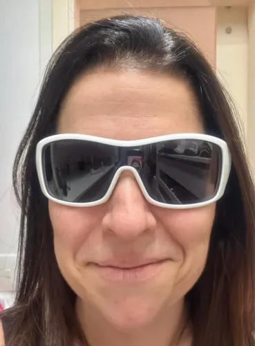 Óculos de sol Oakley modelo esportivo branco