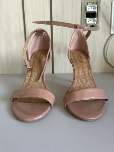 Sandália Bege de salto alto