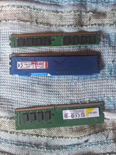 Memoria ram, duas ddr3 e uma ddr4