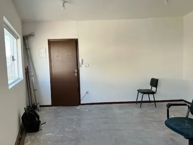 Sala comercial com 28 m² no Centro de Poá/SP