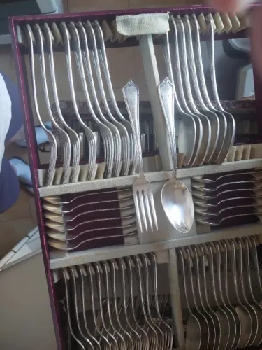 BELISSIMO FAQUEIRO COM TALHERES DE PRATA 90 DOS ANOS 50, 112 PEÇAS