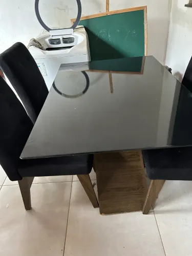 Mesa com 4 cadeiras 
