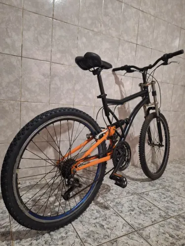 Bicicleta full suspensão 