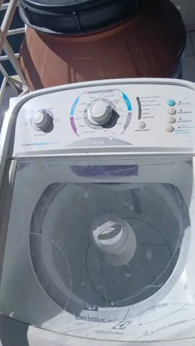 Aproveite esta máquina de lavar usada, mas em bom estado. 