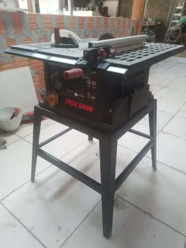 Vendo serra circular de mesa nova...corta reto e 45 grau...