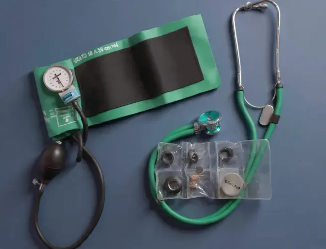 kit de esfigmomanômetro (aparelho de pressão) e estetoscópio