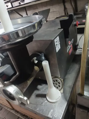 Picador de carne. Cortador de frios e cilindro de massas 
