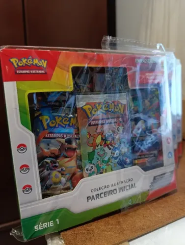 Box Pokémon TCG - Box Coleção Ilustração Parceiro Inicial Série 1 (PTBR) - 1 UNIDADE
