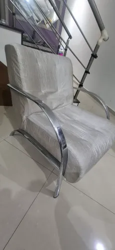 Poltrona com braço de alumínio