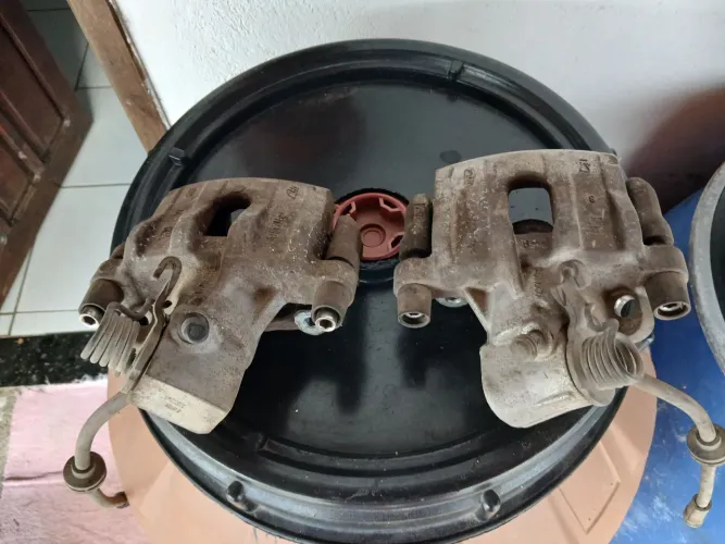 Pinça de freio traseiro ford focus 2013