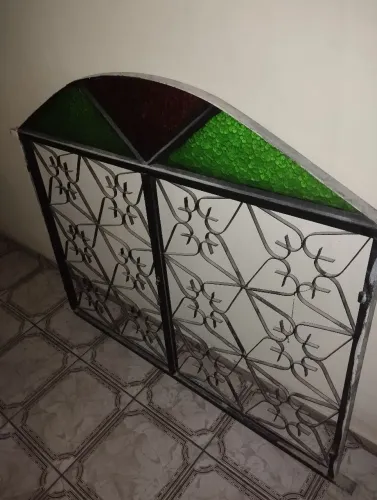 Vendo uma janela já com vidro,em perfeito estado, material ótimo bem resistente.