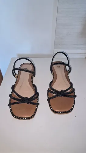 Sandália preta com tachas