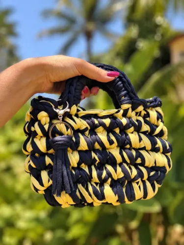 Bolsa de mão artesanal feita em crochê com fio de malha 