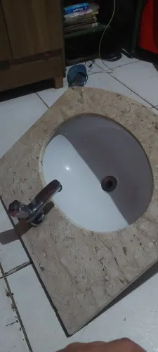 Bancada de Mármore Travertino com Cuba Oval e Torneira Cromada