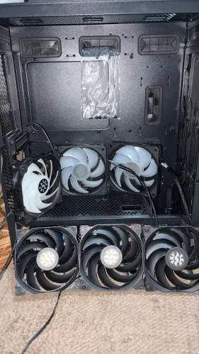Gabinete gamer,compatível com 7 fans,vem 6 nela sendo 3 rgb e 3 all black