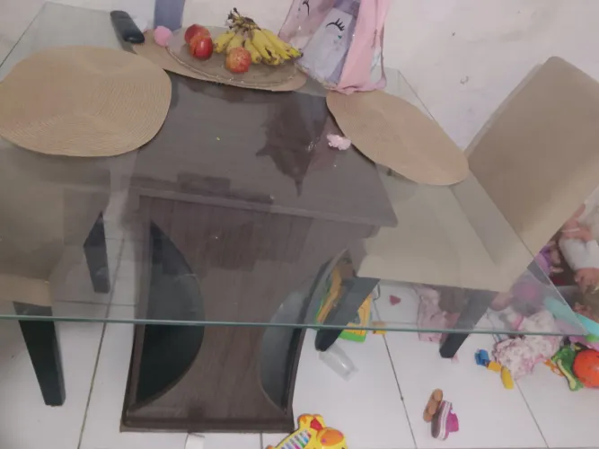 Mesa de vidro com 4 cadeiras 