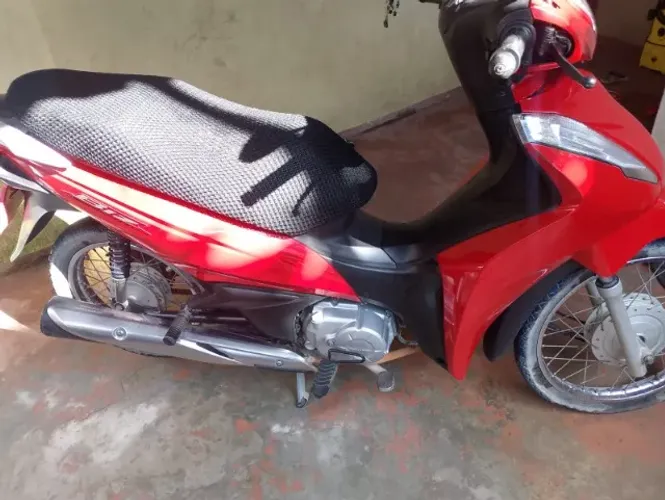 Vendo moto biz 110i, ano 2022, quitada, na cor vermelha.