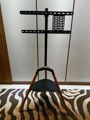Elegante e Prático Suporte Tripé para TV 26 a 65? - Cavalete Stúdio