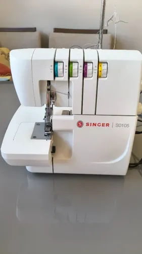 Máquina de costura SINGER OVERLOCK S0105 Portátil - Bra