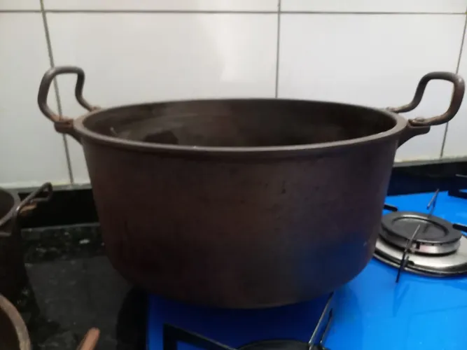 Panela de ferro antiga caçarola com 8 L.