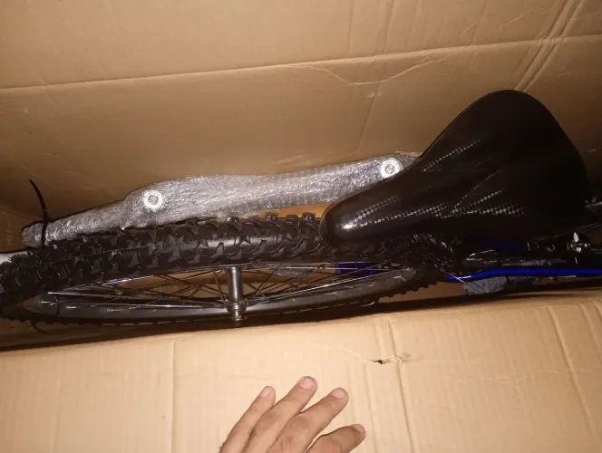 Bicicleta nova na caixa .