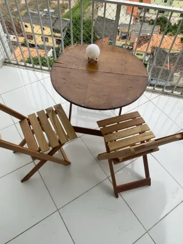 Vendo mesa de madeira + 2 Cadeiras 