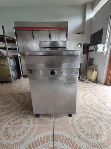 vendo fritadeira aguá e óleo 30 litros em razoável estado parada já algum tempo