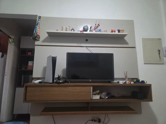 PAINEL SUSPENSO COM RACK PARA TV. 180X170
