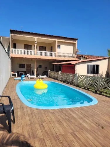 Sobrado em Itanhaem com 3 quartos, sendo 1 suíte, Piscina , 600 metros da praia