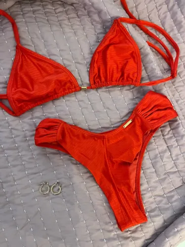 biquíni vermelho 