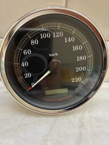 Velocímetro para Harley davidson fat boy usado marcando no display 8100 km