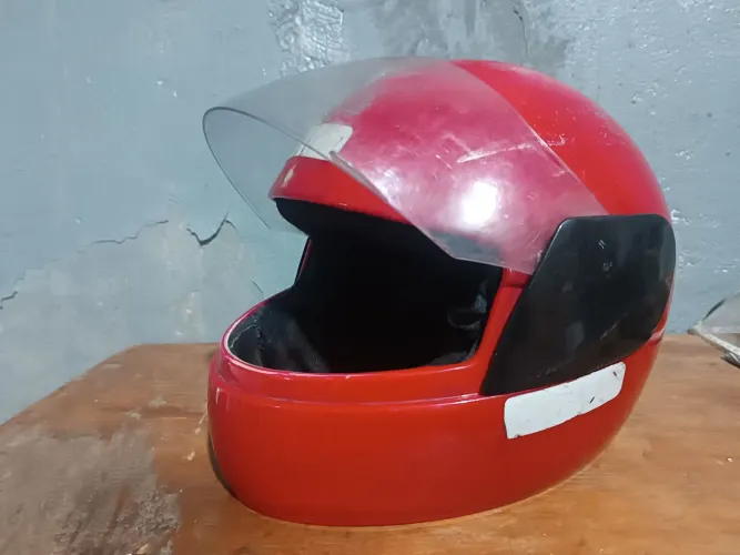 Capacete vermelho