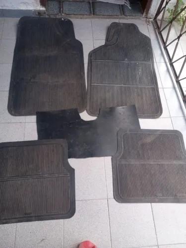 Um conjunto de tapete pra carro universal pra qualquer carro