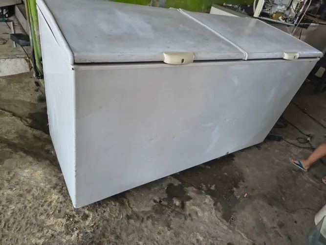 Vendo freezer metalfrio de 546 litros funcionando perfeitamente dependendo entrego