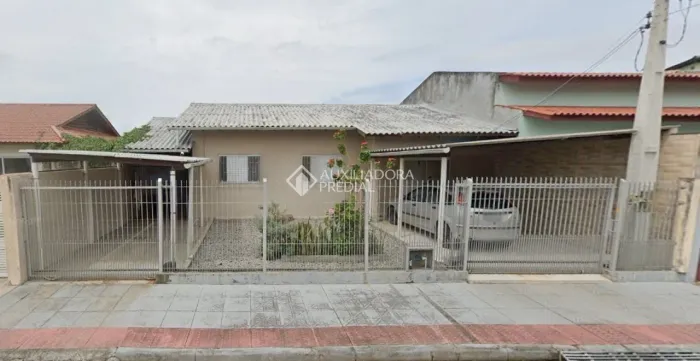 Casa em loteamento financiável à venda no Carianos