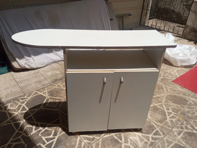 Tábua de passar roupa com armário