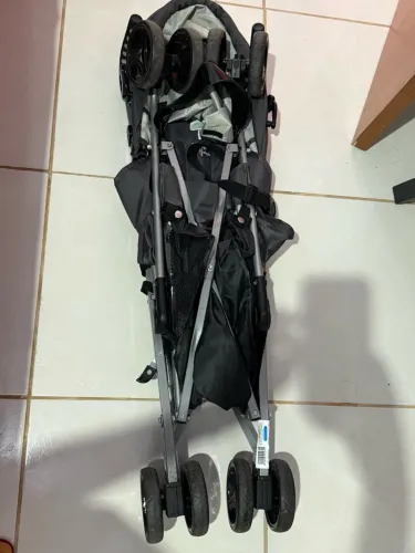 Carrinho de bebê passeio