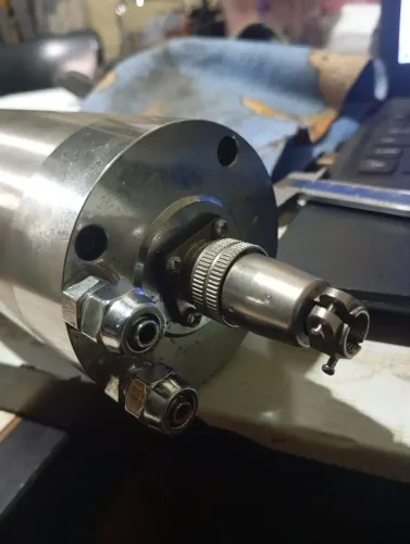 Spindle 3 CV e inversor de frequência 220v 2,2Kwa com suporte e algumas pinças ER20